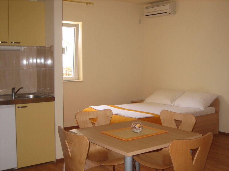 Mladen Hotel Omis Bagian luar foto